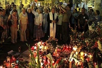 Nocna demonstracja przed Pałacem Prezydenckim